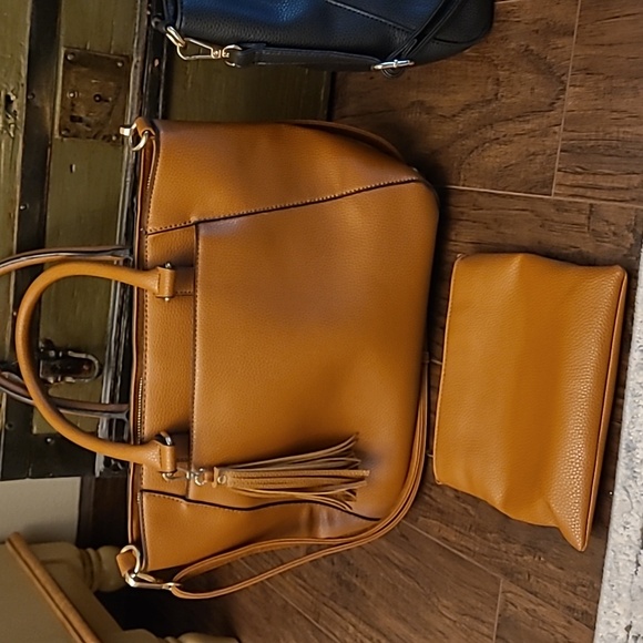 Like new Bass handbags you Get Both - Picture 2 of 12